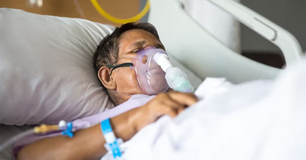 Sepsis management — critically ill patient receiving oxygen support in hospital