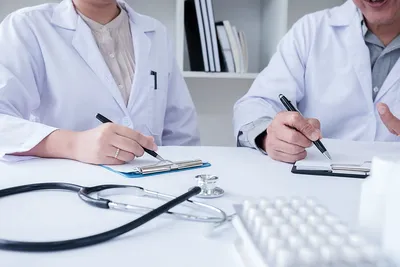 Medical second opinion — specialist physicians reviewing clinical records together